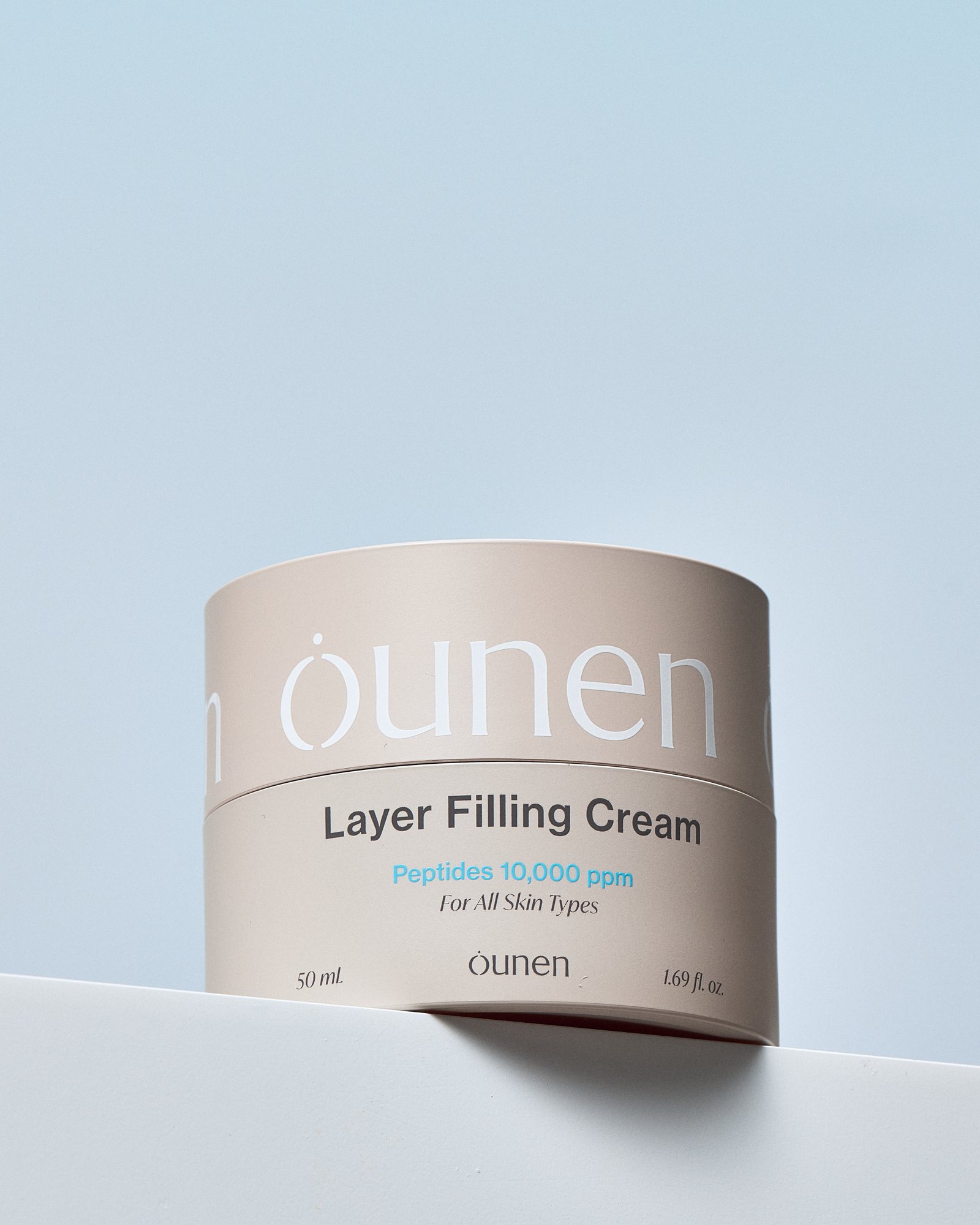 오르간자 블루 배경 위에 놓인 Layer Filling Cream